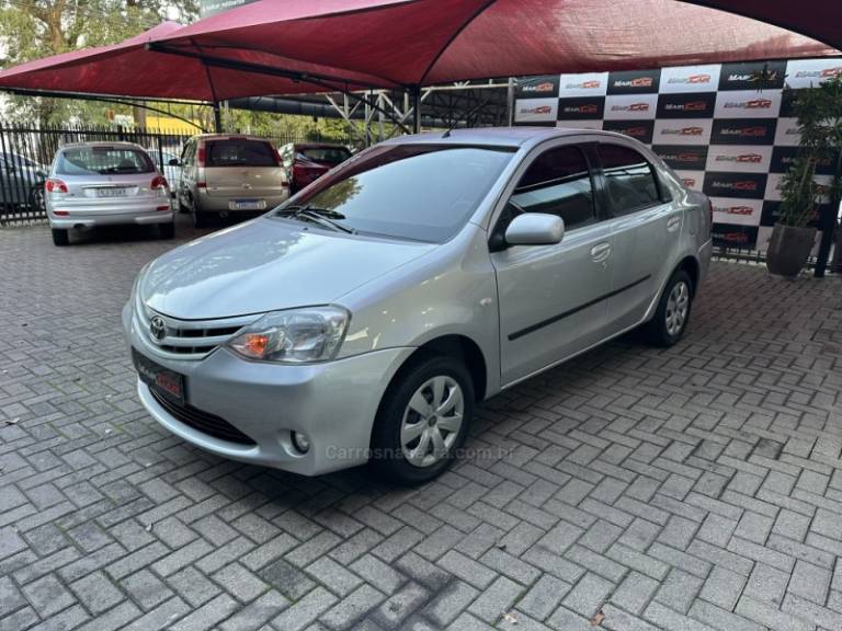 TOYOTA - ETIOS - 2013/2013 - Prata - R$ 44.900,00