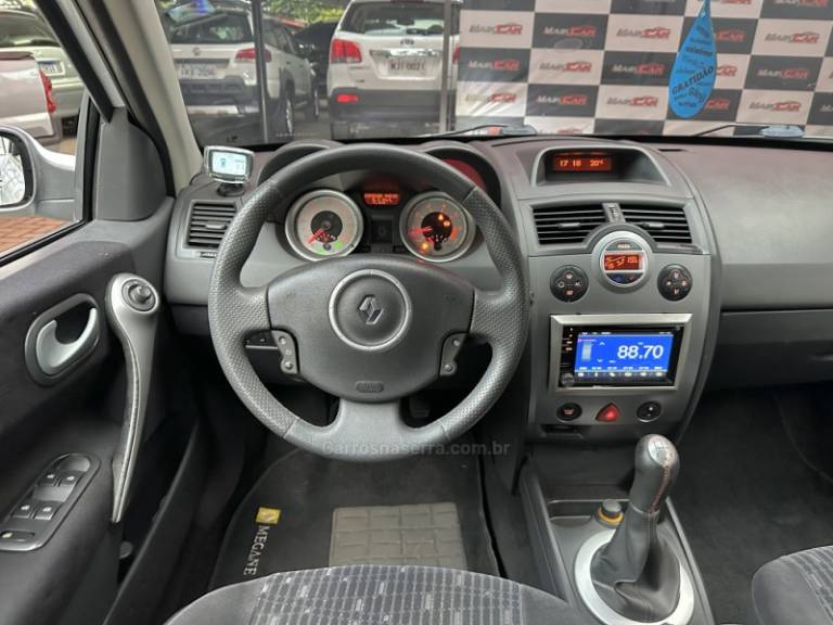 RENAULT - MÉGANE - 2011/2011 - Branca - R$ 35.900,00