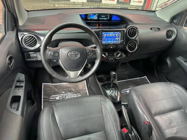 TOYOTA - ETIOS - 2017/2017 - Prata - R$ 64.900,00